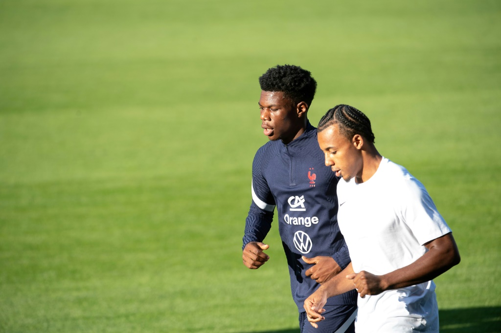 Le défenseur Jules Koundé (D) et le milieu de terrain Aurélien Tchouameni lors d'un entraînement avec l'équipe de France, le 2 septembre 2021 à Strasbourg