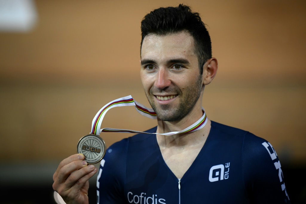 Le Français Benjamin Thomas avec sa médaille d'argent en omnium aux mondiaux de cyclisme sur piste à Saint-Quentin-en-Yvelines, le 15 octobre 2022