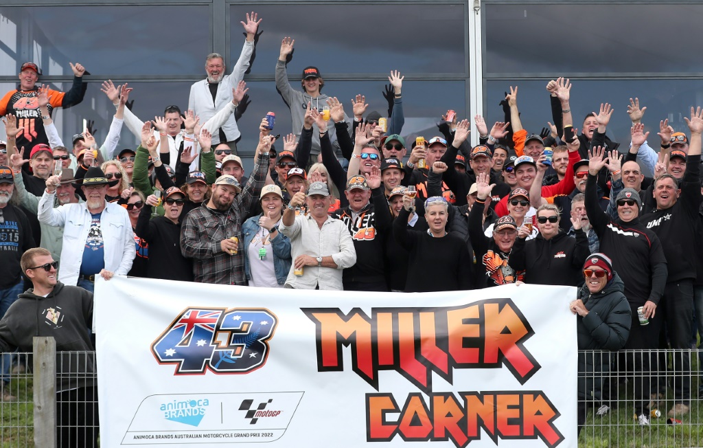 Des proches du pilote australien Jack Miller lors de la séance de qualifications du Grand Prix d'Australie de MotoGP, le 15 octobre 2022 à Phillip Island