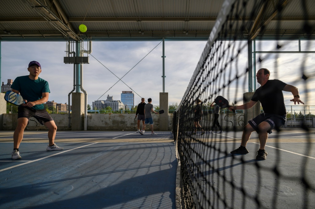 Des joueurs disputent une partie de pickleball, dans l'arrondissement de Brooklyn, à New York, le 29 septembre 2022