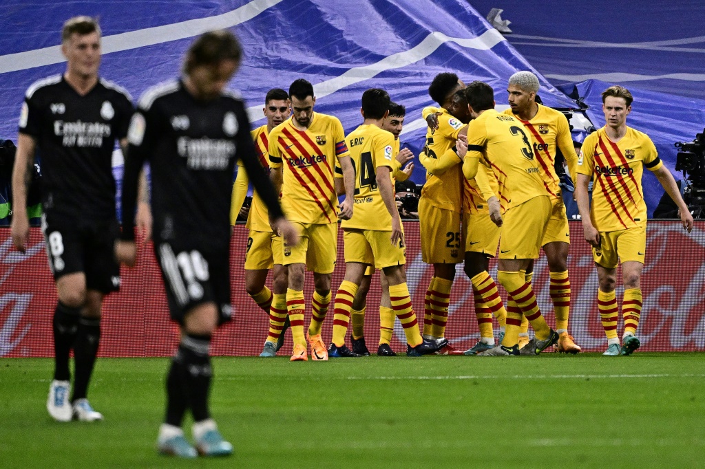 Les joueurs du FC Barcelone se congratulent lors de la victoire 4-0 du club catalan sur le pelouse du Real Madrid, le 20 mars 2022 au stade Santiago Bernabeu