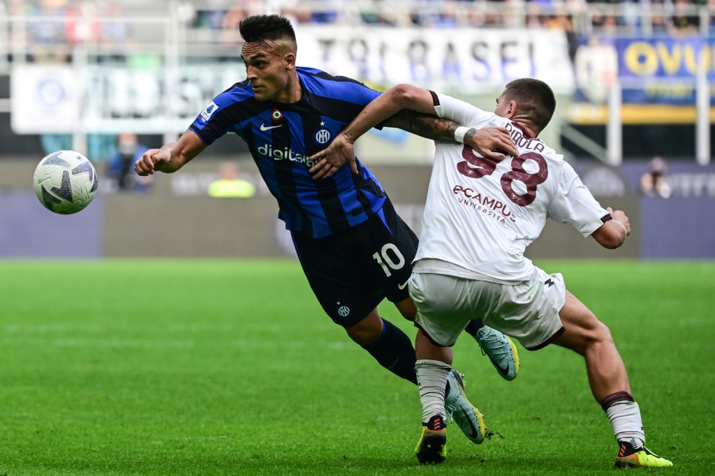 L'attaquant de l'Inter Milan Lautaro Martinez (g) à la lutte avec le défenseur de la Salernitana Lorenzo Pirola, le 16 octobre 2022 à Milan