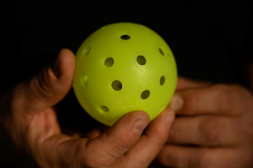 Une balle de pickleball, photographiée le 29 septembre 2022, à New York