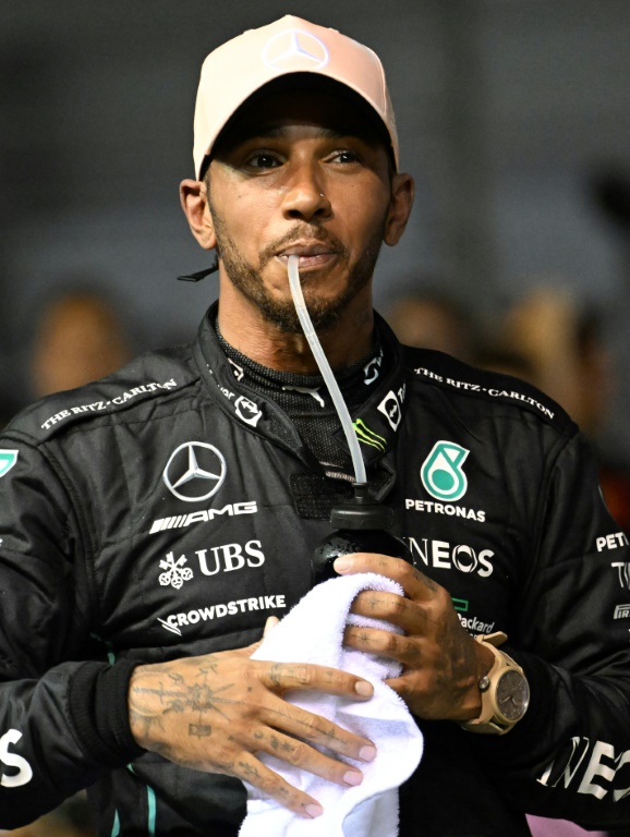 Le pilote britannique Lewis Hamilton (Mercedes) se désaltère après avoir signé la 3e position lors des qualifications du Grand Prix de Singapour de Formule Un sur le circuit de Marina Bay le 1er octobre 2022.