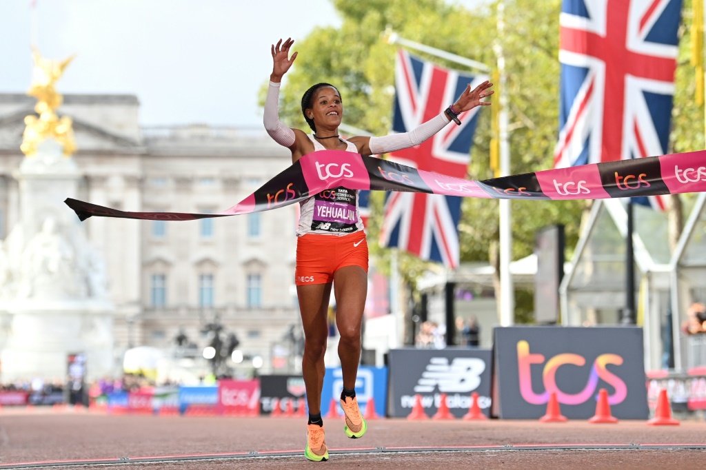 L'Éthiopienne Yalemzerf  Yehualaw gagne le marathon de Londres le 2 octobre 2022