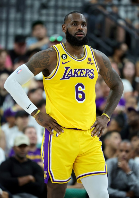 La star des LA Lakers LeBron James lors d'un match de pré-saison contre les Phoenix Suns le 5 octobre 2022 à Las Vegas