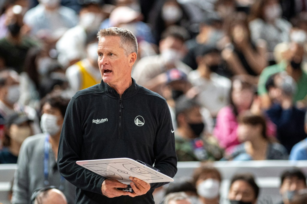 L'entraineur des Golden State Warriors Steve Kerr durant un match de pré-saison au Japon, le 12 octobre 2022 à Saitama