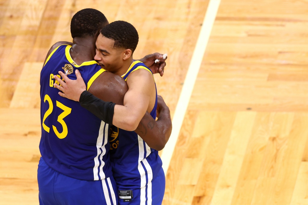 Les joueurs des Golden State Warriors Jordan Poole (D) et Draymond Green (G) lors du dernier match de la finale NBA, le 16 juin 2022 à Boston