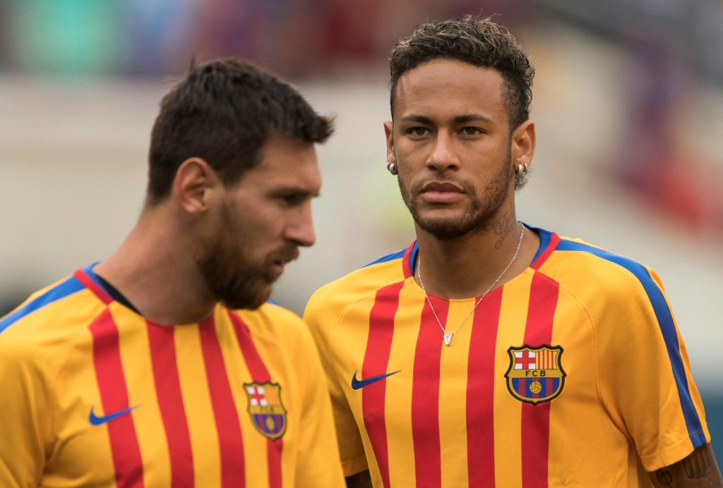 Neymar (droite), joueur au FC Barcelone de 2013 à 2017, le 22 juillet 2017 au MetLife Stadium à East Rutherford dans le New Jersey au côté de Lionel Messi
