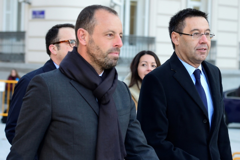 Les ex-présidents du FC Barcelone Sandro Rosell (gauche) et Josep María Bartomeu au tribunal national espagnol de Madrid en Espagne, le 1er février 2016