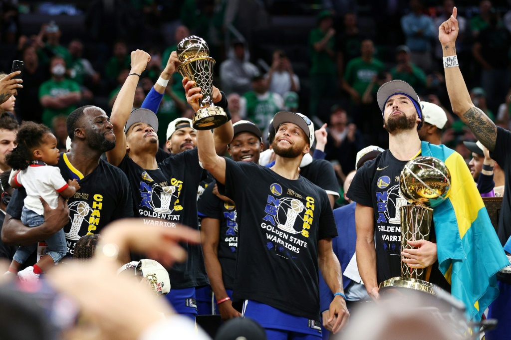 La star des Golden State Warriors, Stephen Curry, soulève le trophée de MVP après la victoire de son équipe en finale de la NBA contre les Celtics de Boston, le 16 juin 2022 à Boston
