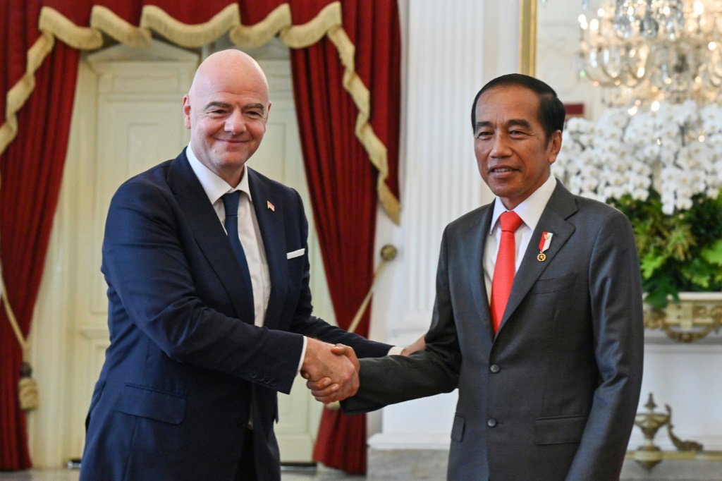 Le président indonésien Joko Widodo (d) et le président de la Fifa, Gianni Infantino, le 18 octore 2022 à Jakarta