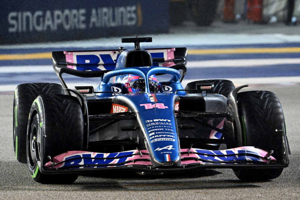 Le pilote espagnol Fernando Alonso (Alpine) lors de son 351e Grand Prix de Formule 1, un record, disputé le 2 octobre 2022 sur le circuit de Marina Bay à Sigapour.