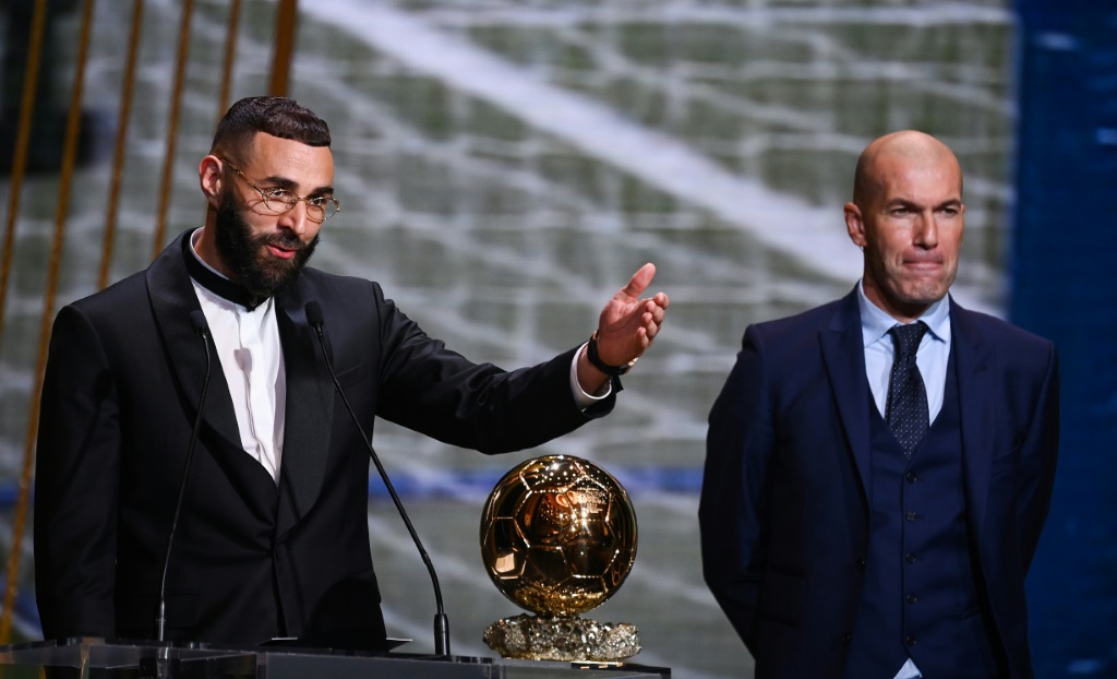 Karim Benzema, Ballon d'Or 2022, et Zinédine Zidane, le 17 octobre 2022 au Théâtre du Châtelet à Paris