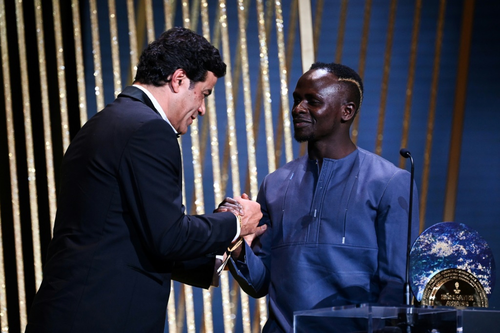 Rai remet le Prix Socrates à Sadio Mané, lors de la cérémonie du Ballon d'Or, le 17 octobre 2022 à Paris