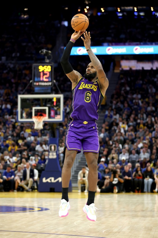 La star des Lakers LeBron James en ouverture de la saison NBA face au Golden State Warriors, le 18 octobre 2022 à San Francisco