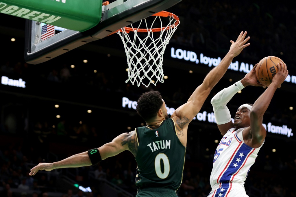 L'ailier des Celtics de Boston Jayson Tatum face à celui des Philadelphia 76ers Danuel House Jr., lors d'un match de NBA, le 18 octobre 2022 à Boston