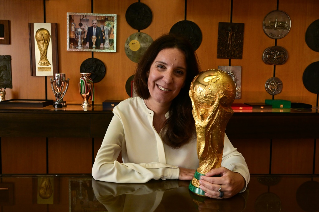 Valentina Losa, la patronne de l'entreprise italienne GDE Bertoni, chargée de fabriquer les répliques de la coupe du monde remise tous les quatre ans au vainqueur de la compétition, le 12 octobre 2022 à Paderno Dugnano, près de Milan