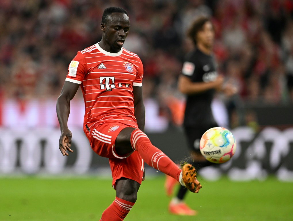 L'attaquant sénégalais du Bayern Munich, Sadio Mané, marque le but du 4-0 contre le SC Fribourg, en Bundesliga, le 16 octobre 2022 à Munich.