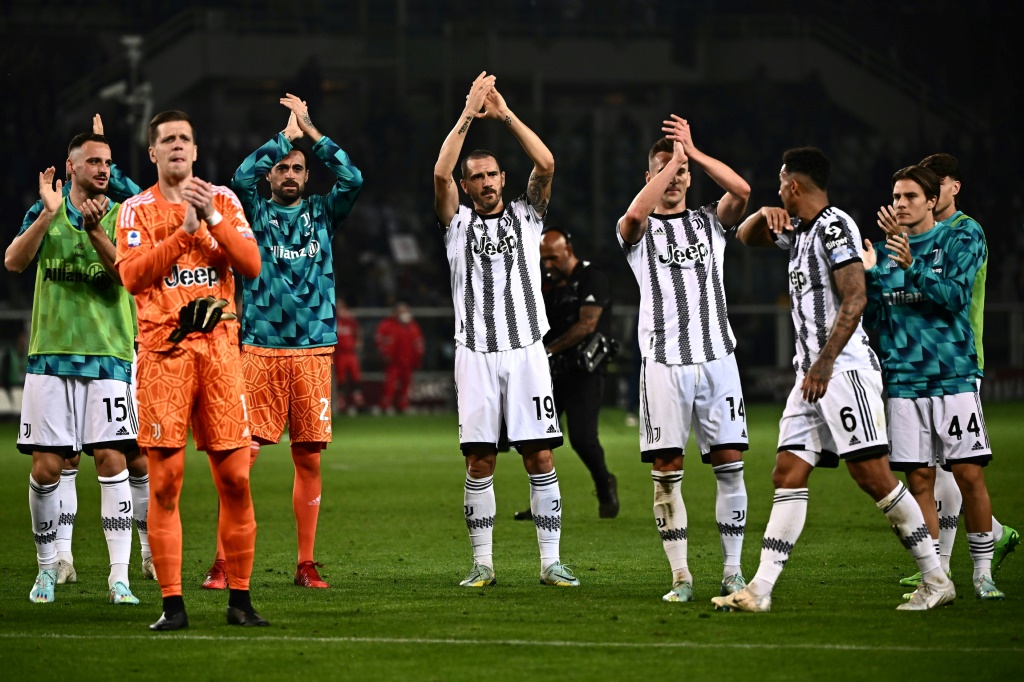 Les joueurs de la Juventus, dont le défenseur international Leonardo Bonucci (C), saluent le public après leur victoire contre le Torino en Serie A le 15 octobre 2022 à Turin.