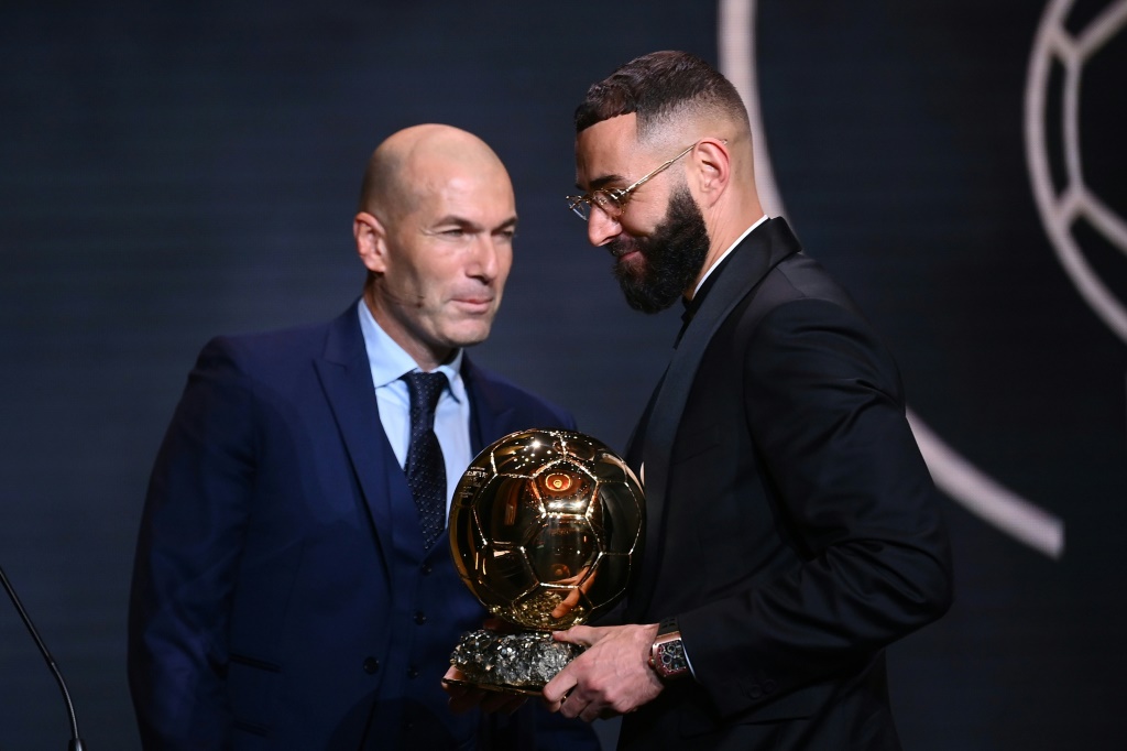 Karim Benzema reçoit le Ballon d'Or de Zinedine Zidane, le 17 octobre 2022 à Paris