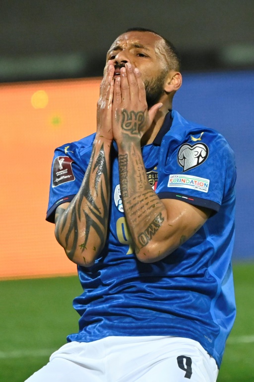 L'attaquant international Joao Pedro dépité après l'élimination de l'Italie en barrage de la coupe du monde 2022 face à la Macédoine du Nord, le 24 mars 2022 à Palerme