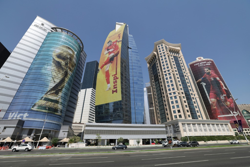 D'immenses affiches à la gloire du Mondial-2022 sur des gratte-ciel de Doha, le 11 octobre 2022