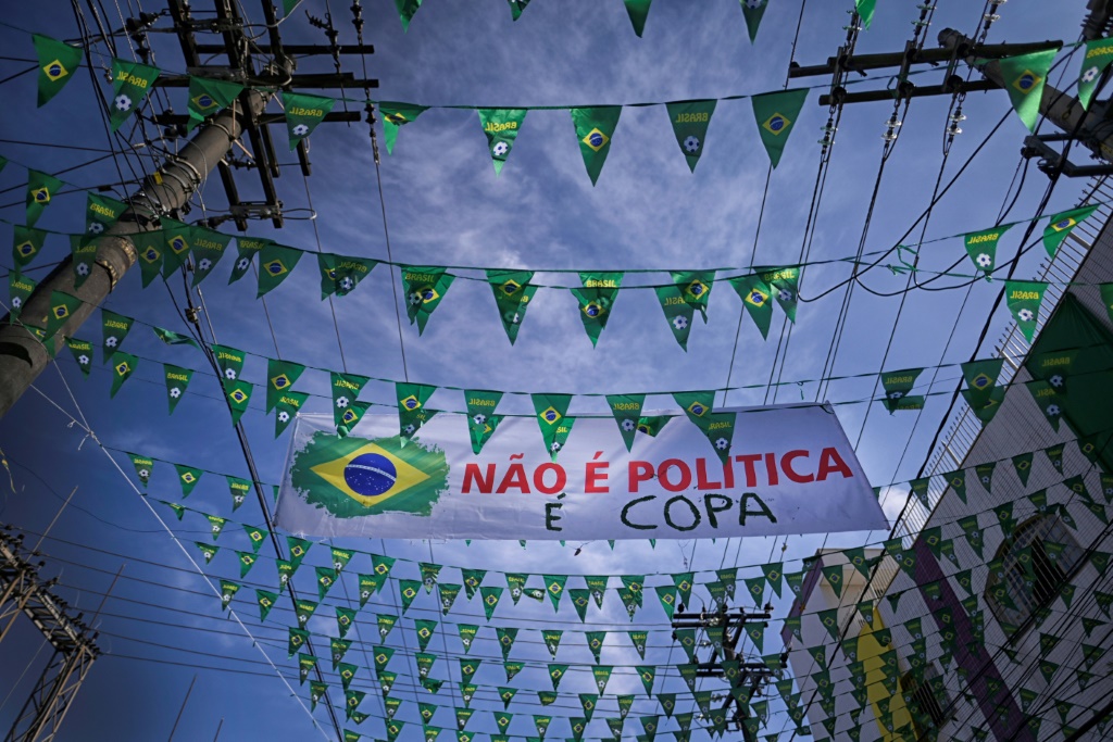 Une pancarte avec l'inscription Ce n'est pas de la politique, c'est pour la Coupe du Monde accrochée par des commerçant à Belo Horizonte, dans le sud-est du Brésil, le 16 octobre 2022
