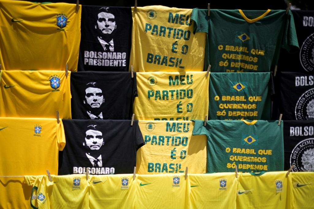 Des T-shirts aux couleurs du drapeau brésilien et à l'effigie du président d'extrême droite Jair Bolsonaro en vente à Belo Horizonte, le 12 octobre 2022