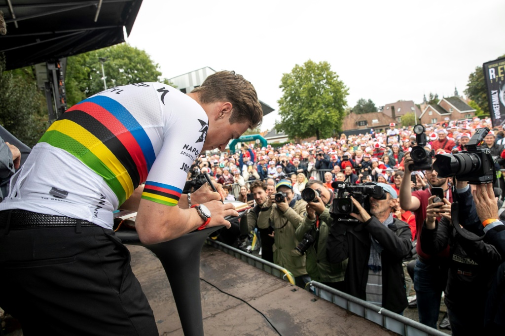 Le champion du monde belge de cyclisme, Remco Evenepoel, à Bruxelles dimanche.