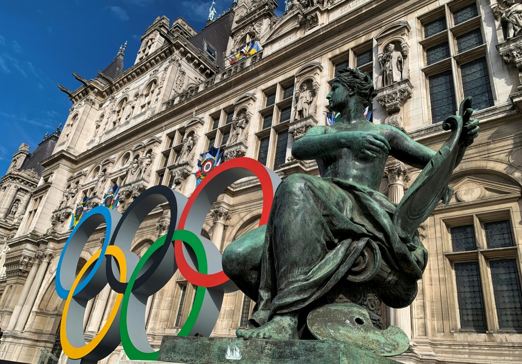 Les anneaux olympiques devant l'hôtel de ville de Paris, le 2 septembre 2022
