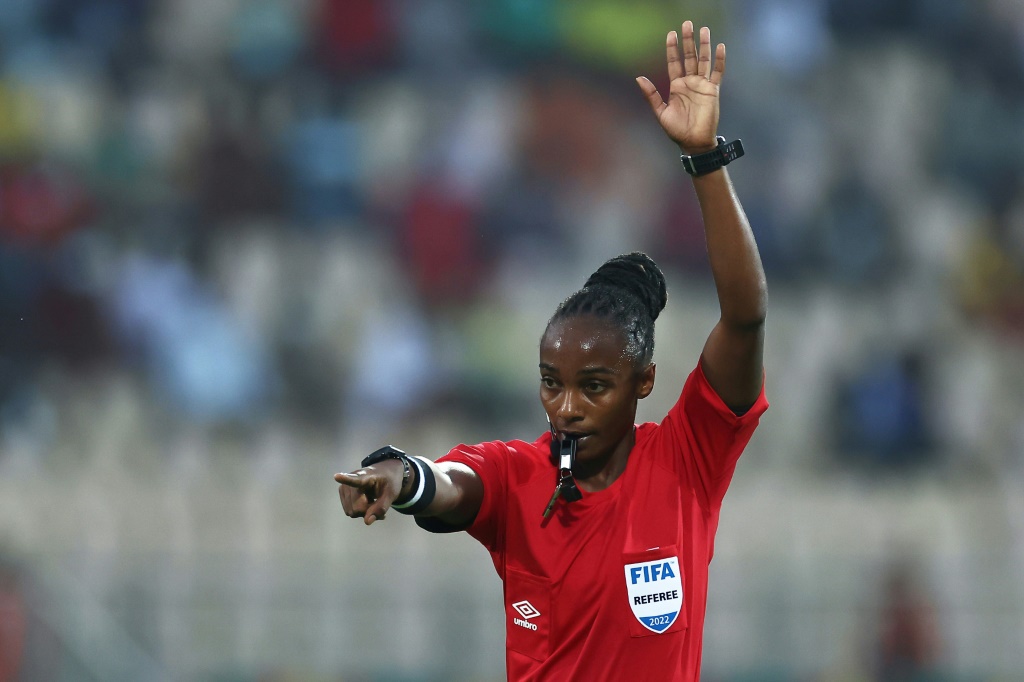 L'arbitre rwandaise Salima Mukansanga à Yaoundé (Cameroun) durant la Coupe d'Afrique des nations le 18 janvier 2022.