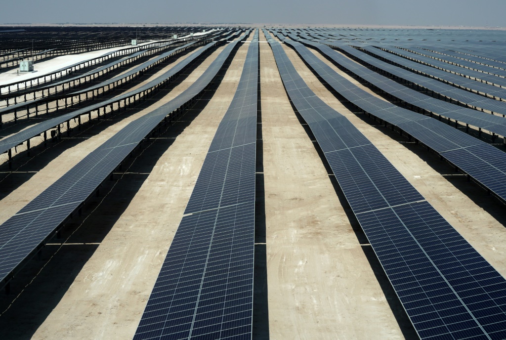 Des panneaux solaires installés à al-Kharsaah, au Qatar, le 18 octobre 2022
