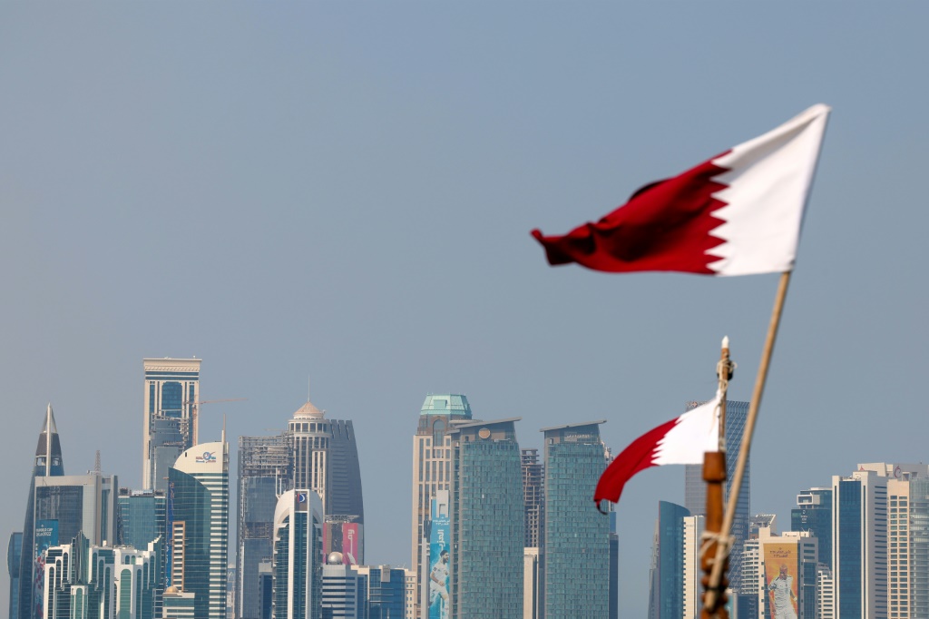 Une photo d'un drapeau du Qatar et des gratte-ciel de la capitale, Doha, le 15 octobre 2022.