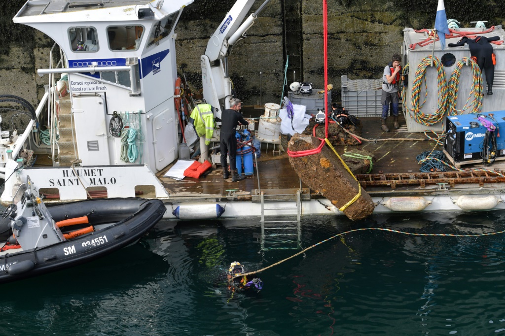 Des plongeurs nettoient l'écluse de Naye, à Saint-Malo, dans le nord-ouest de la France, le 17 octobre 2022.