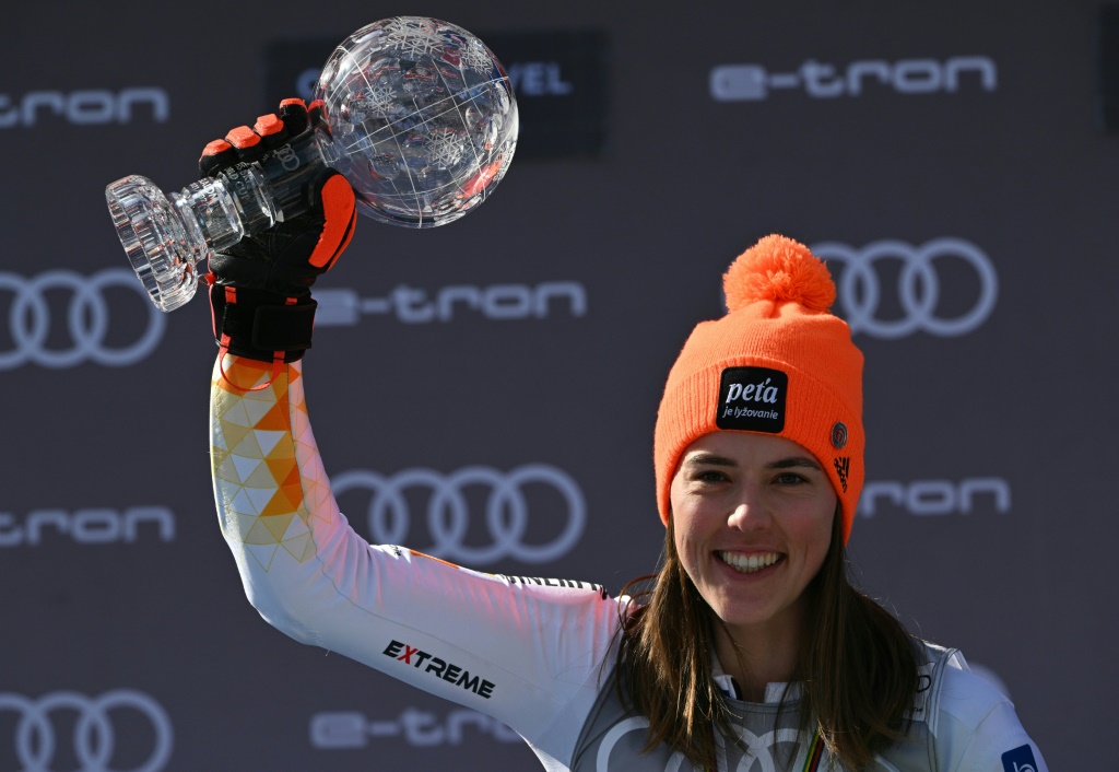 La skieuse slovaque Petra Vlhova, avec le petit globe de slalom à l'issue des finales de la Coupe du monde à Méribel, dans les Alpes françaises, le 19 mars 2022.