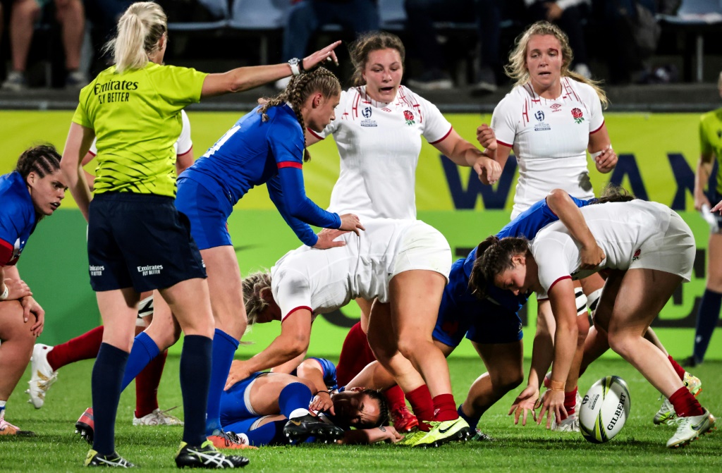 La Française Laure Sansus (C, en bas) au sol après s'être gravement blessée lors du match de la poule C de la Coupe du monde féminine de rugby entre la France et l'Angleterre, à Whangarei le 15 octobre 2022