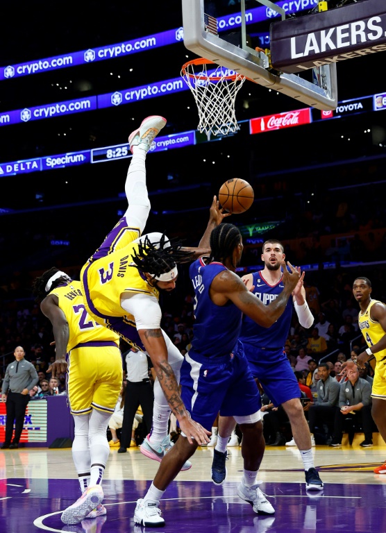 Anthony Davis (Lakers) contraint à la faute sur Kawhi Leonard (Clippers), lors du duel entre les deux formations NBA de Los Angeles, le 20 octobre 2022
