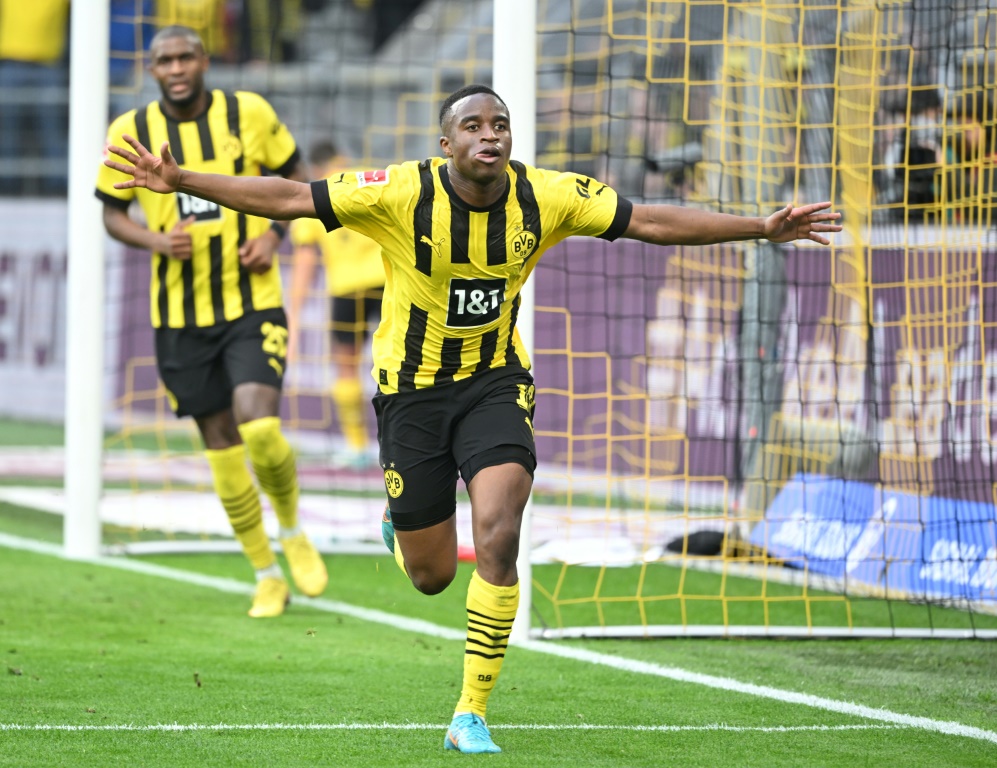 L'attaquant de Dortmund Youssoufa Moukoko vient de marquer le but du 5-0 contre Stuttgart, le 22 octobre 2022 à Dortmund