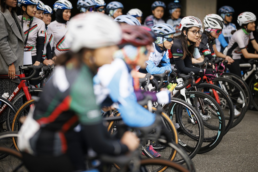 Des participantes aux championnats d'Afghanistan de cyclisme féminin s'apprêtent à prendre le départ de la course disputée à Aigle (Suisse) le 23 octobre 2022, la politique des Talibans empêchant l'organisation de manifestations sportives pour les femmes en Afghanistan.
