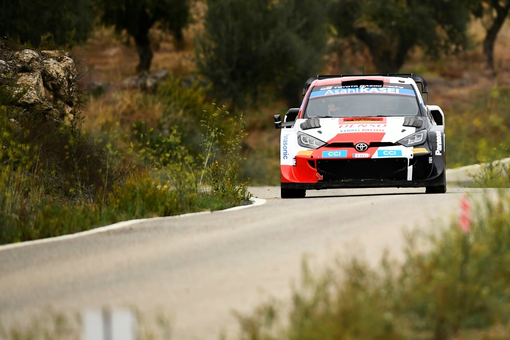 Le pilote fançais de Toyota Sébastien Ogier et son copilote Benjamin Veillas au rallye de Catalogne à Torrebesses, près de Salou, le 21 octobre 2022
