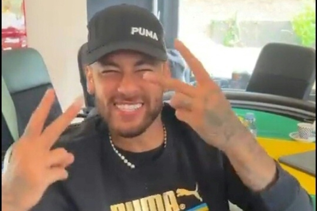 Capture d'écran de la vidéo publiée sur Twitter par le ministre brésilien de la Communication montrant le joueur vedette Neymar apporter son soutien au président sortant Jair Bolsonaro, le 29 septembre 2022