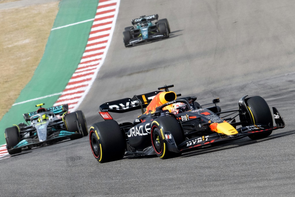 La Red Bull du Néerlandais Max Verstappen précède la Mercedes du Britannique Lewis Hamilton lors du Grand Prix des Etats-Unis à Austin (Texas) le 23 octobre 2022.
