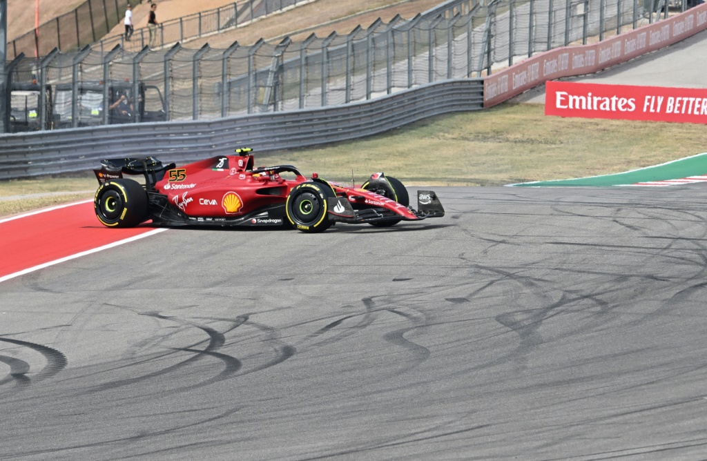 Le pilote espagnol Carlos Sainz Jr (Ferrari) effectue un tête à queue peu après le départ du Grand Prix de Formule Un des Etats-Unis à Austin (Texas) le 23 octobre 2022.