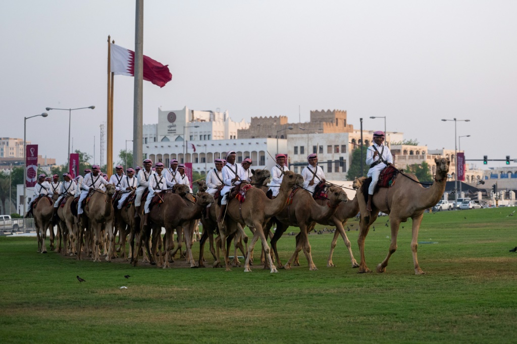 Des membre de la garde royale en patrouille à dos de chameaux aux abords du palais royal à Doha, le  23 octobre 2022 au Qatar