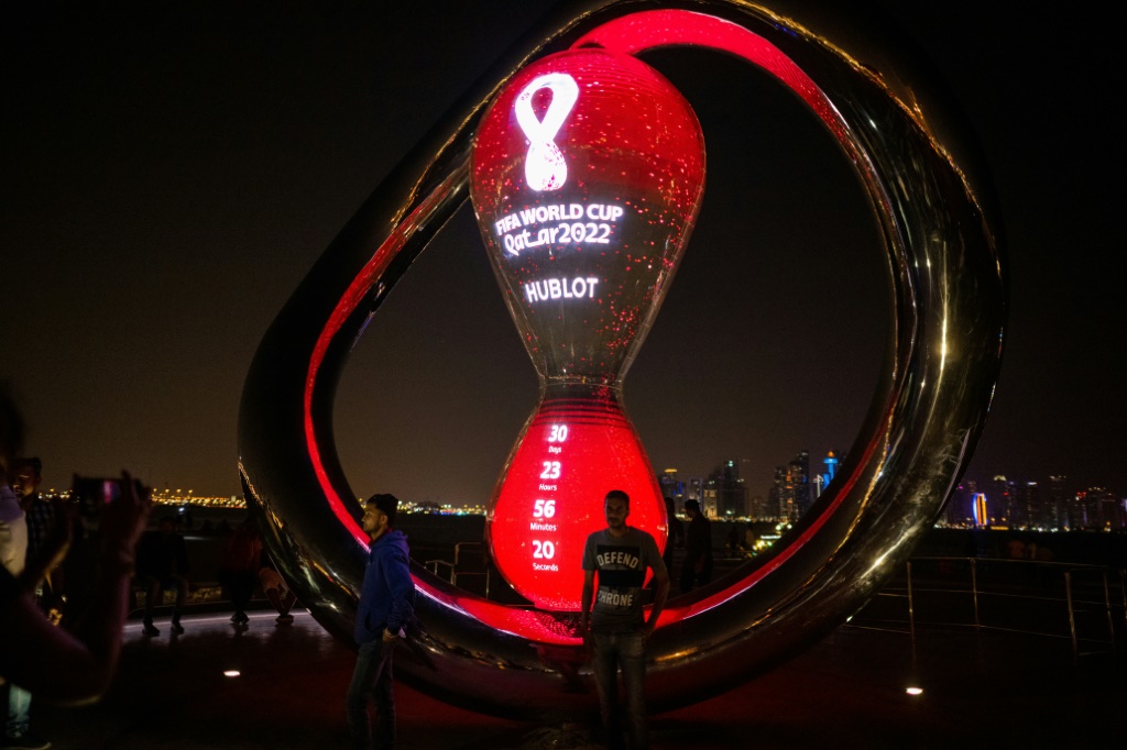 Une horloge indique le compte à rebours jusqu'au Mondial-2022, le 20 octobre 2022 à Doha, au Qatar