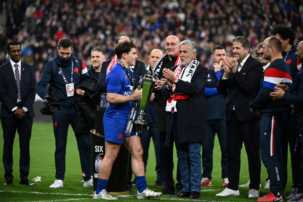 Antoine Dupont trophée du Tournoi des six nations en main après le Grand Chelem conquis le 19 mars 2022 face  l'Angleterre au Stade de France