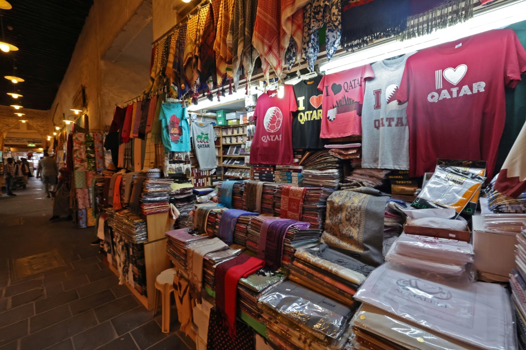 Des t-shirts vendus dans le souk Waqif, le 11 octobre 2022 à Doha, au Qatar
