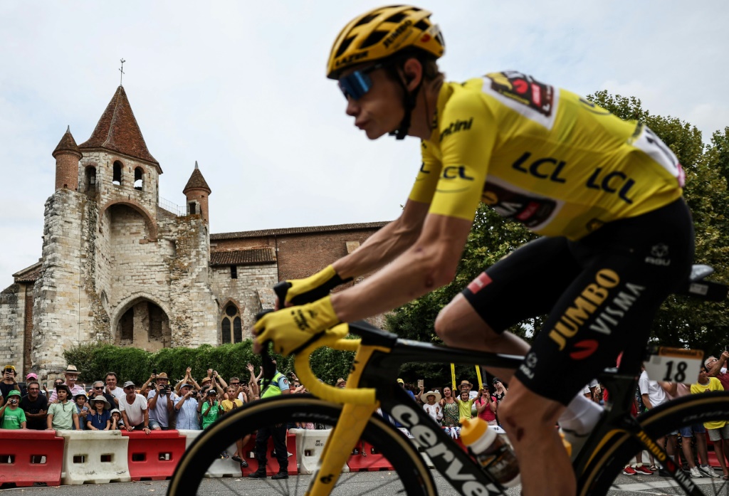Le coureur danois de l'équipe Jumbo-Visma, Jonas Vingegaard, maillot jaune lors de la 19ème étape du Tour de France entre Castelnau-Magnoac et Cahors, le 22 juillet 2022