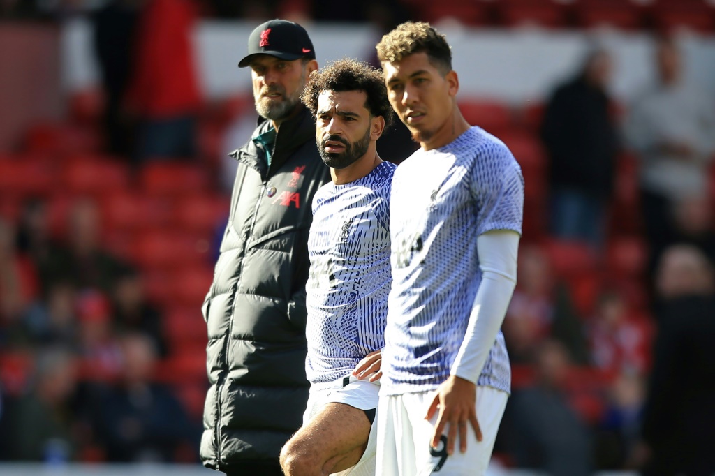 (G-D) Jurgen Klopp l’entraîneur de Liverpool, l’attaquant Mohamed Salah, et l’attaquant Roberto Firmino, lors de l’échauffement avant le match entre Nottingham Forest et Liverpool, à Nottingham, en Angleterre, le 22 octobre 2022